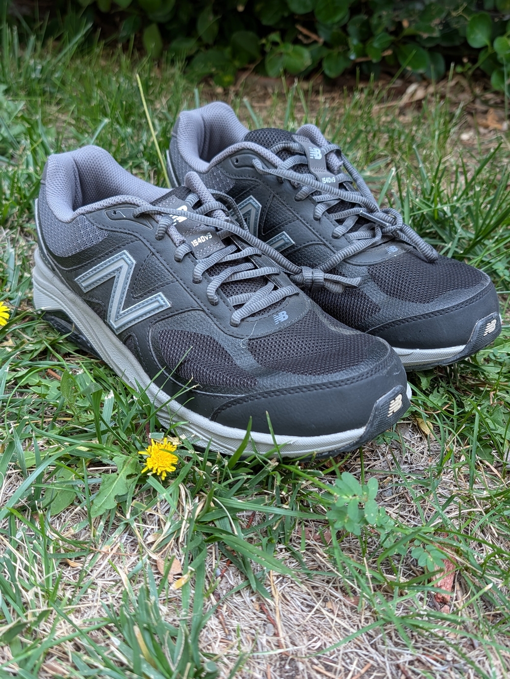 New Balance Men's Black and Gray Athletic Walking Shoes 11